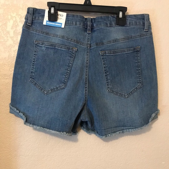 Medium denim shorts - Picture 3 of 3